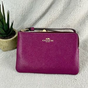 (1362) 💜 Coach Corner Zip Wristlet BEAUTIFUL COLOR